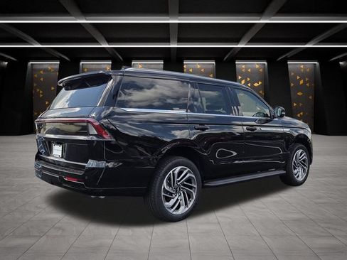 New 2027 Lincoln Navigator Premiere RWD image 2