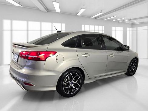 Used 2016 Ford Focus SE w/ SE Sport Package FWD image 8