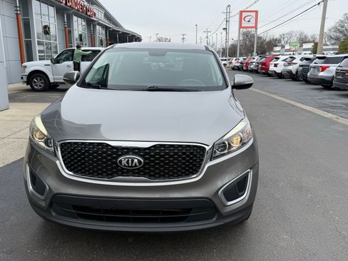 Used 2017 Kia Sorento L image 4