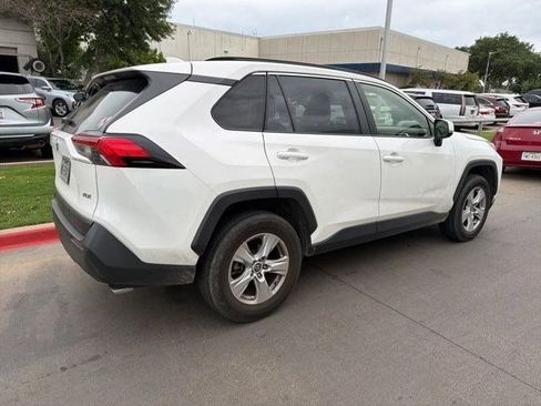 Used 2019 Toyota RAV4 XLE FWD image 2