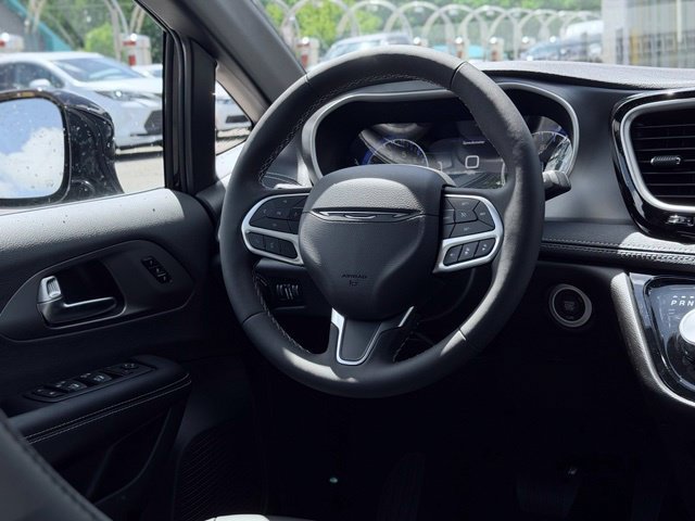 New 2027 Chrysler Pacifica Select FWD image 30
