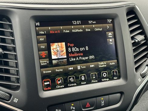 Used 2023 Jeep Cherokee Altitude Lux image 18