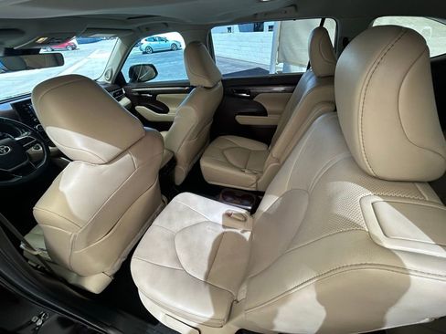 Used 2021 Toyota Highlander Limited image 16