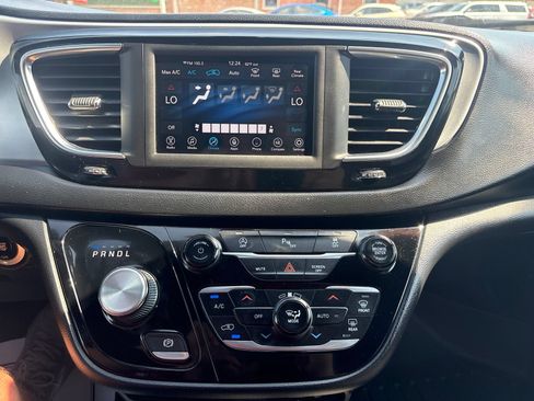 Used 2020 Chrysler Pacifica Touring w/ S Appearance Package FWD image 25