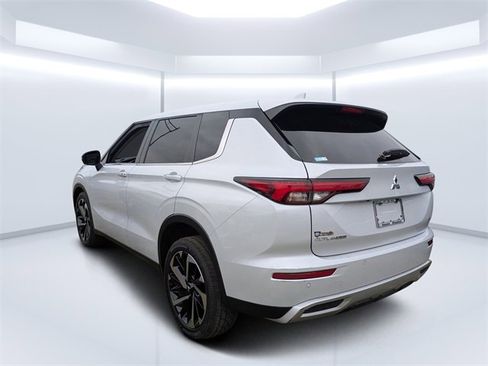 Used 2023 Mitsubishi Outlander SE image 5