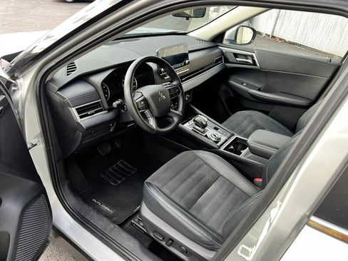 Used 2024 Mitsubishi Outlander SE image 15