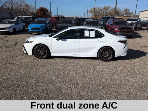 Used 2023 Toyota Camry SE image 3