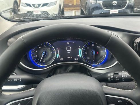 Used 2024 Chrysler Pacifica Touring-L image 22