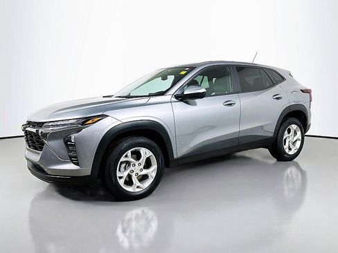 Used 2024 Chevrolet Trax LS w/ LS Convenience Package FWD image 3