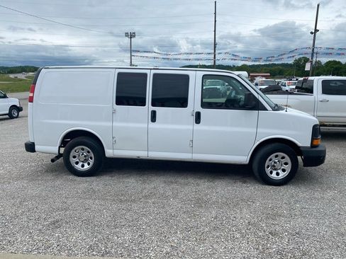 Used 2011 Chevrolet Express 1500 RWD image 2
