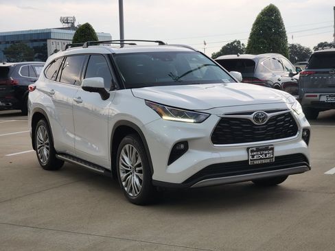 Used 2023 Toyota Highlander Platinum FWD image 3