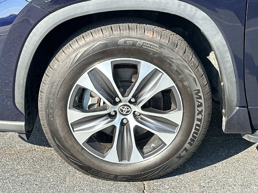 Used 2023 Toyota Highlander XLE FWD image 12