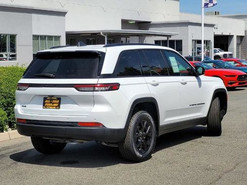 Used 2024 Jeep Grand Cherokee Altitude AWD/4WD image 4