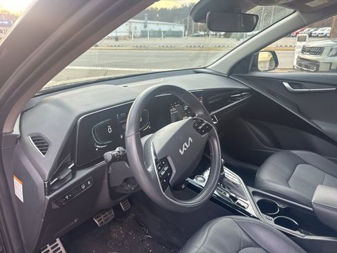 Used 2023 Kia Niro EX Touring image 13