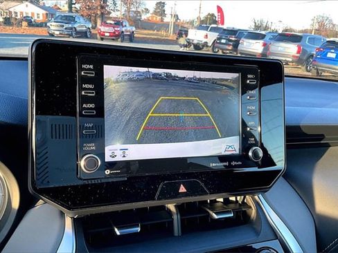 Used 2022 Toyota Venza XLE image 17