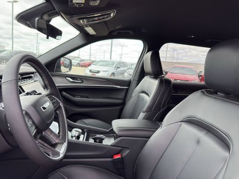 New 2025 Jeep Grand Cherokee L Limited w/ Black Appearance Package AWD/4WD image 27