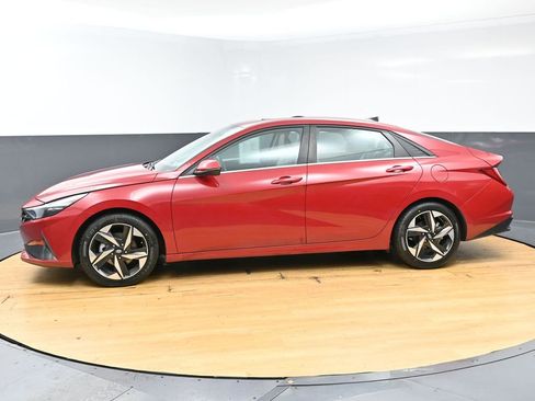 Used 2023 Hyundai Elantra Limited w/ Preferred Accessory Package FWD image 6