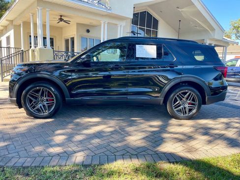 Used 2025 Ford Explorer ST-Line w/ ST-Line Street Pack image 2