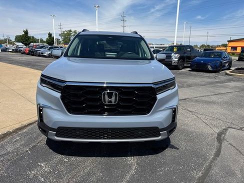 Used 2025 Honda Pilot Touring image 8