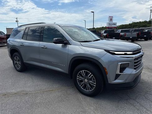 New 2025 Chevrolet Traverse LT w/ Enhanced Driving Package image 7