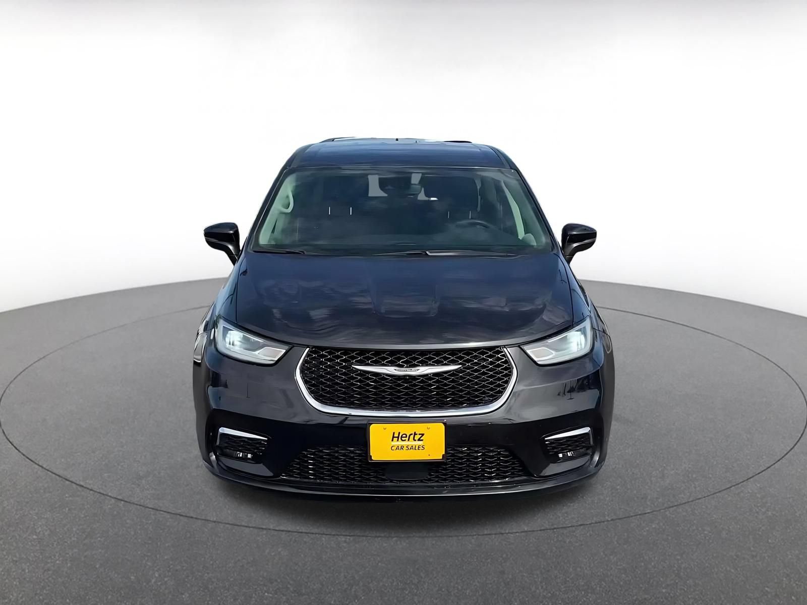 Used 2023 Chrysler Pacifica Touring-L FWD image 4