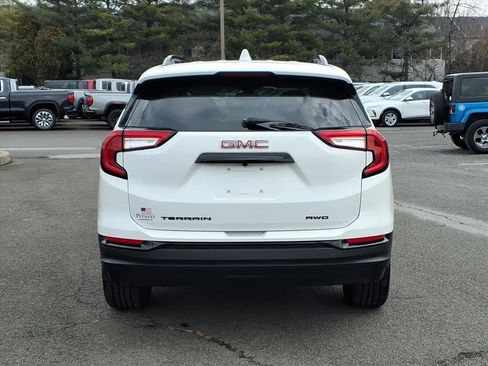 Used 2022 GMC Terrain SLE w/ Driver Convenience Package image 4