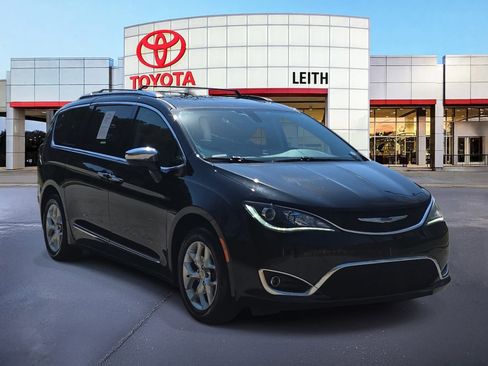 Used 2020 Chrysler Pacifica Limited image 3