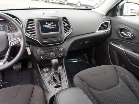 Used 2019 Jeep Cherokee Latitude w/ Popular Appearance Group AWD/4WD image 21