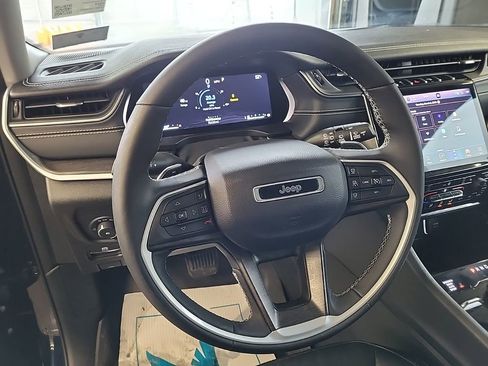 Used 2023 Jeep Grand Cherokee L Limited image 4