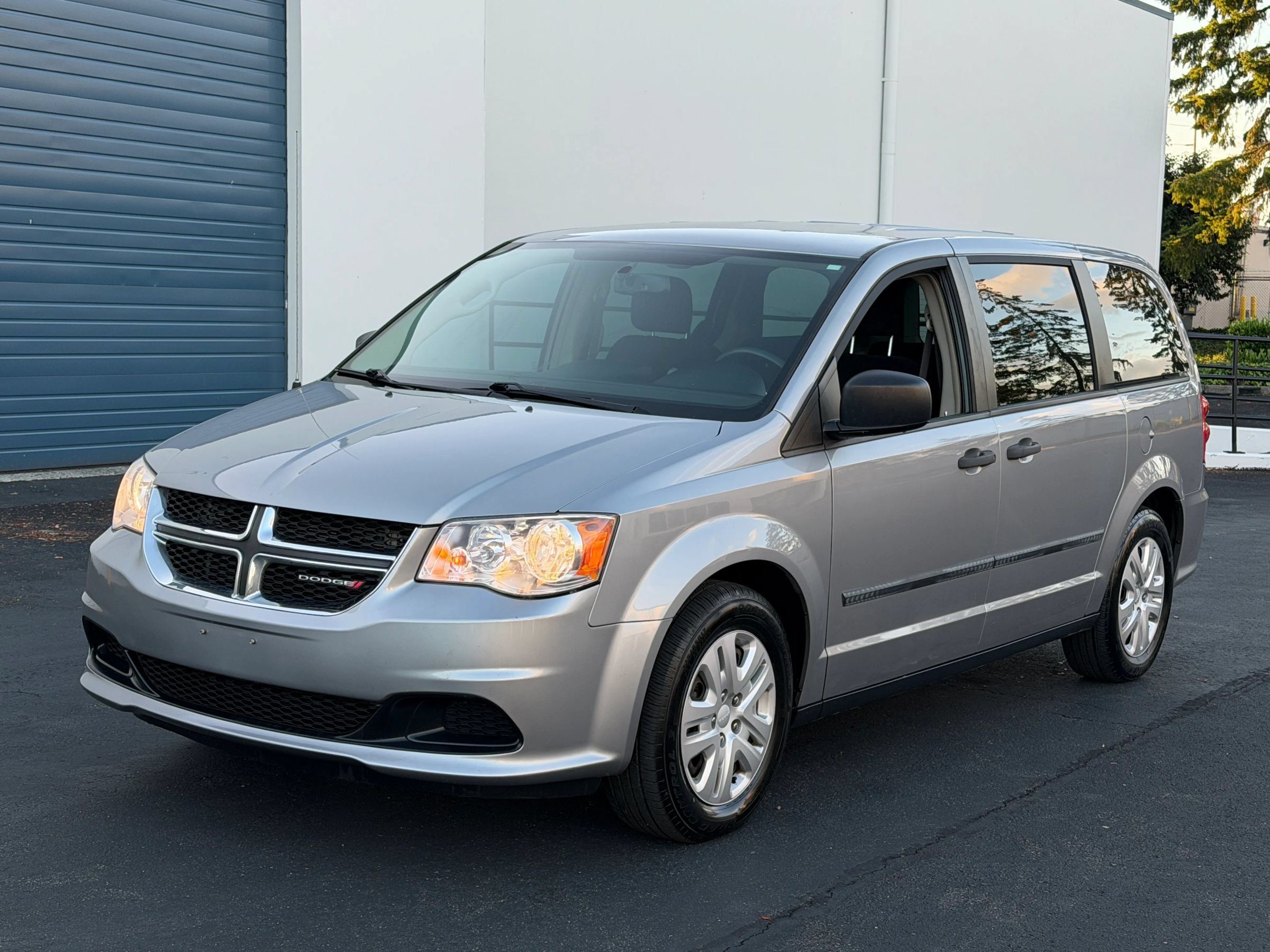 Used 2016 Dodge Grand Caravan American Value Package w/ UConnect Hands-Free Group FWD image 1
