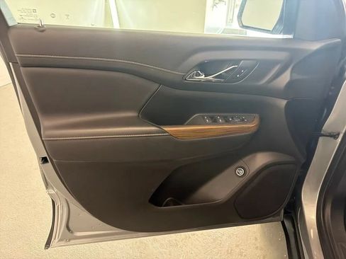 Used 2023 GMC Acadia SLE w/ Driver Convenience Package FWD image 14