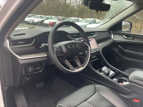 Used 2023 Jeep Grand Cherokee Limited w/ Luxury Tech Group II image 8