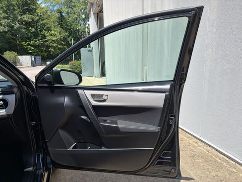 Used 2018 Toyota Corolla LE FWD image 19