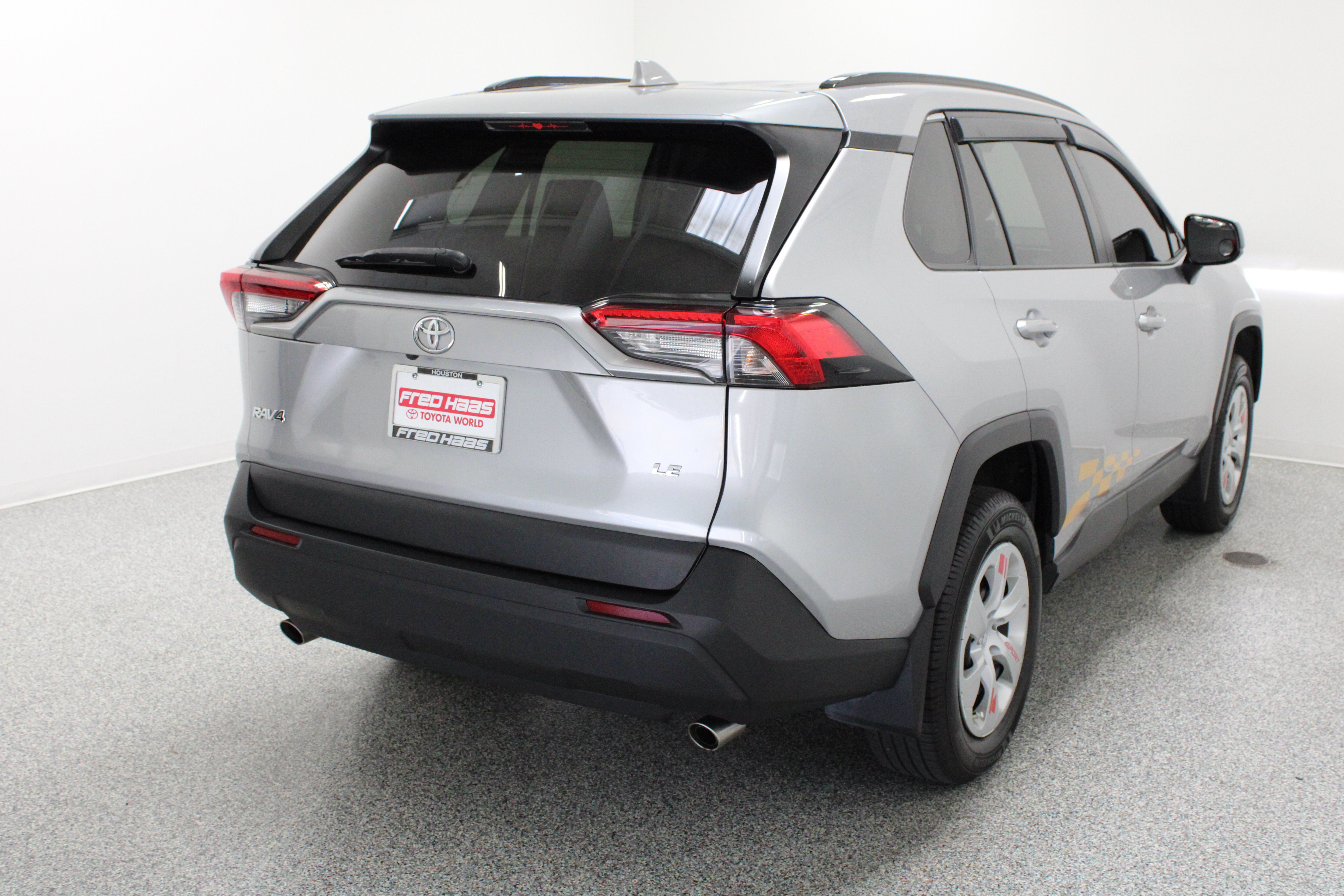 Used 2021 Toyota RAV4 LE FWD image 7