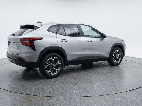 Used 2025 Chevrolet Trax LT FWD image 9