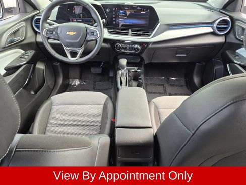 Used 2025 Chevrolet Trax LT w/ LT Convenience Package FWD image 24