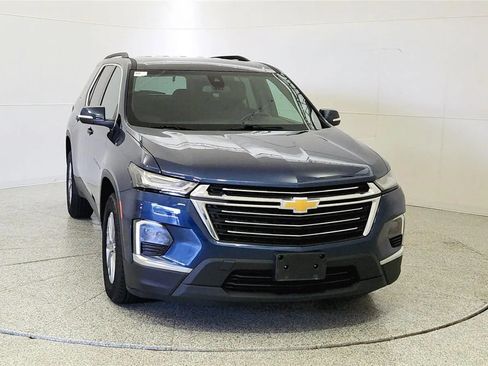 Used 2023 Chevrolet Traverse LT FWD image 2