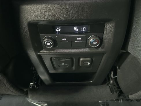 Used 2023 Chevrolet Traverse RS image 39