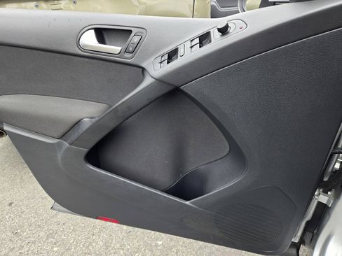 Used 2012 Volkswagen Tiguan LE FWD image 21