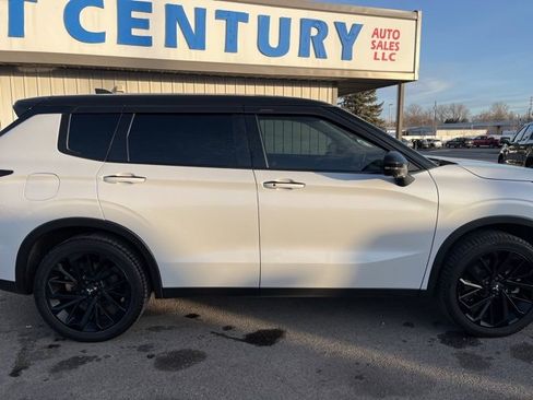 Used 2023 Mitsubishi Outlander SE Black Edition image 15