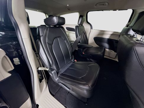 Used 2023 Chrysler Pacifica Touring-L image 26