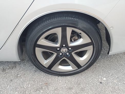 Used 2019 Toyota Prius XLE w/ Phone Cable & Charge Package image 11