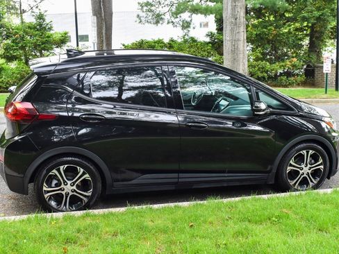 Used 2020 Chevrolet Bolt Premier w/ Infotainment Package FWD image 9