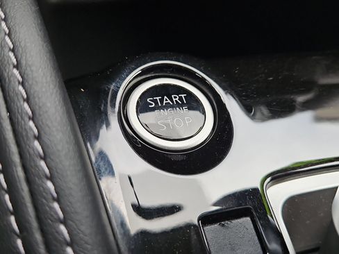 Used 2018 Nissan Kicks SV FWD image 25