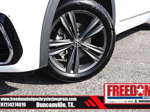Used 2021 Volkswagen Atlas Cross Sport SE w/ Panoramic Sunroof Package FWD image 9