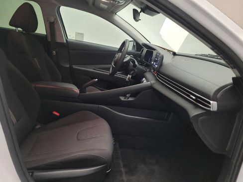 Used 2025 Hyundai Elantra SE FWD image 21