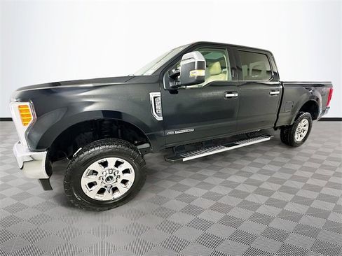 Used 2017 Ford F250 Lariat w/ Lariat Ultimate Package image 4