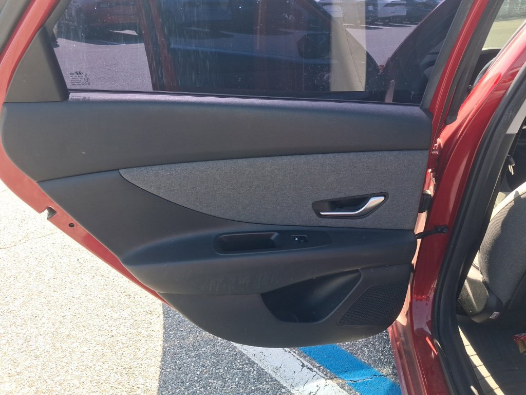 Used 2022 Hyundai Elantra Limited FWD image 25