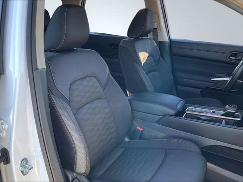 Used 2025 Nissan Pathfinder SV w/ SV Premium Package image 7