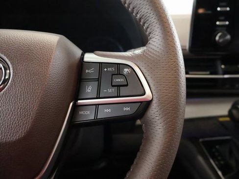 Used 2024 Toyota Sienna Platinum image 17